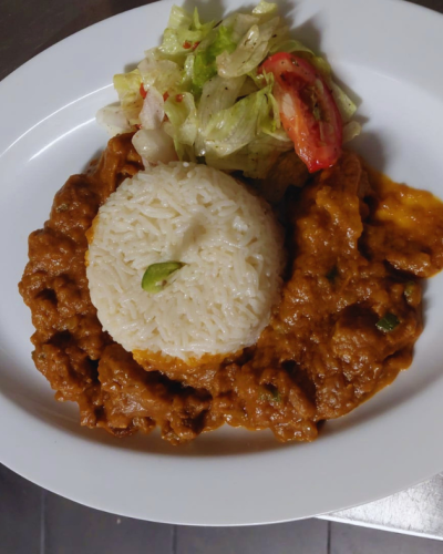 Afrikanisches Vegan mit Reis oder Fladenbrot